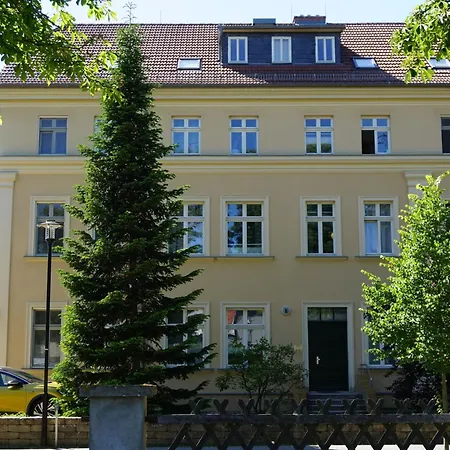 Maisonettewohnung Mit Wendeltreppe Zum Schlafbereich Und Kleiner Eingangsterrasse Im Nebengebaeude Apartamento Rheinsberg