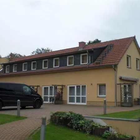 Maisonettewohnung Mit Wendeltreppe Zum Schlafbereich Und Kleiner Eingangsterrasse Im Nebengebaeude *