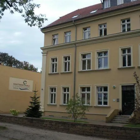 Maisonettewohnung Mit Wendeltreppe Zum Schlafbereich Und Kleiner Eingangsterrasse Im Nebengebaeude