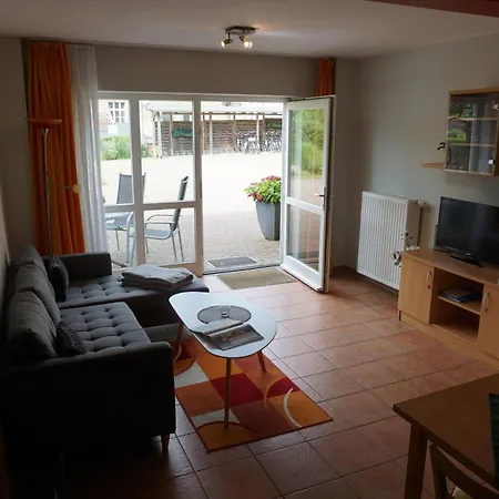 Maisonettewohnung Mit Wendeltreppe Zum Schlafbereich Und Kleiner Eingangsterrasse Im Nebengebaeude Apartamento Rheinsberg