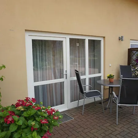 Maisonettewohnung Mit Wendeltreppe Zum Schlafbereich Und Kleiner Eingangsterrasse Im Nebengebaeude *