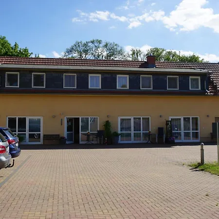 Maisonettewohnung Mit Wendeltreppe Zum Schlafbereich Und Kleiner Eingangsterrasse Im Nebengebaeude Apartamento